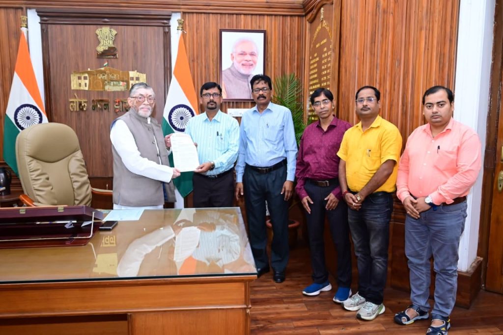 बंगला विषय को चांसलर पोर्टल पर पुनः शुरू करने की मांग: झारखंडी बंगाली शिक्षक संघ ने राज्यपाल-सह-कुलाधिपति को सौंपा ज्ञापन